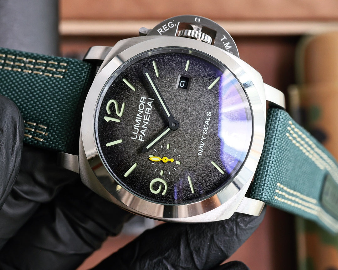 Frosted gray- Silver 316L Steel - Green Rubber - Automatic - 47mm